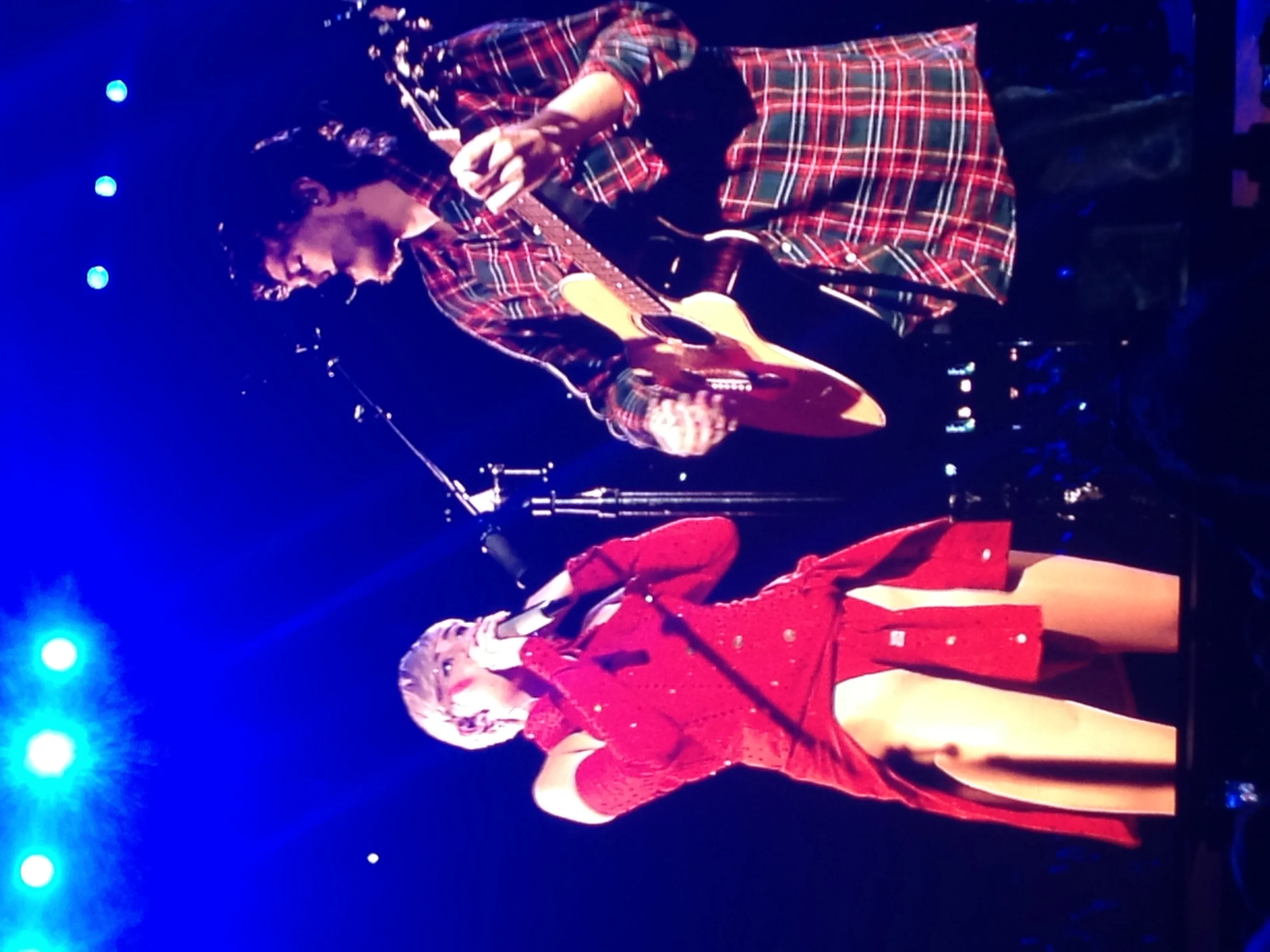 Miley Cyrus performing during the Bangerz Tour at Ziggo Dome, Amsterdam — the acoustic segment that showed the real depth beneath the spectacle