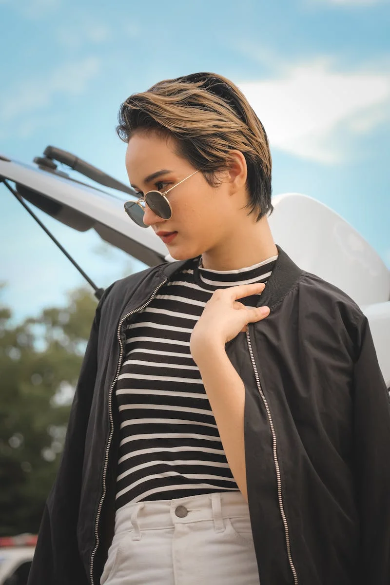 Chic modern short hairstyle for women — clean lines and confidence