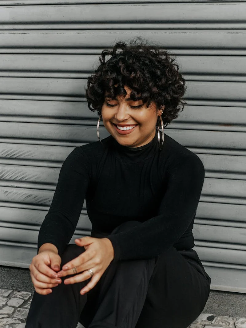 Short curly hairstyle for women — natural texture and bold personality
