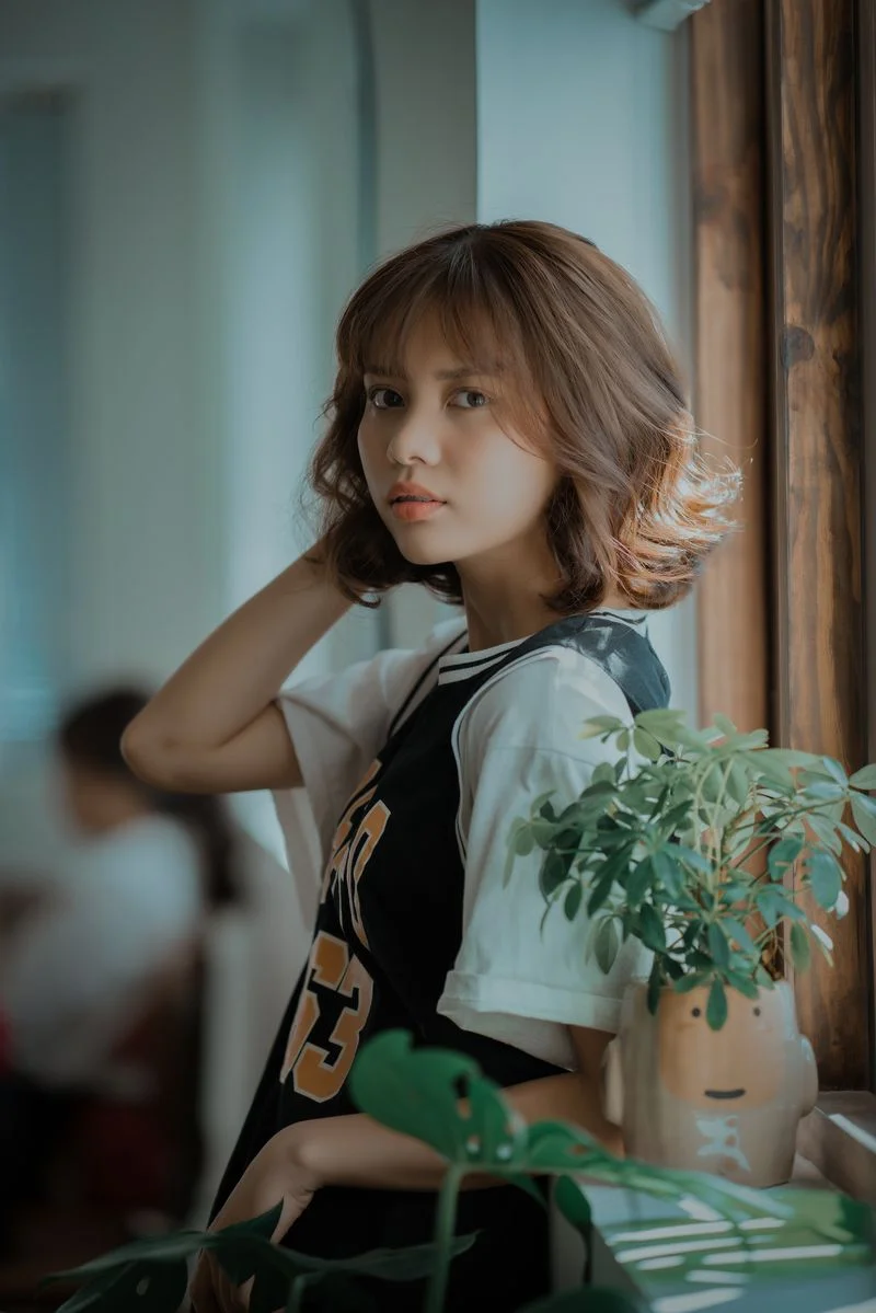 Modern short bob hairstyle for women — clean lines and timeless style