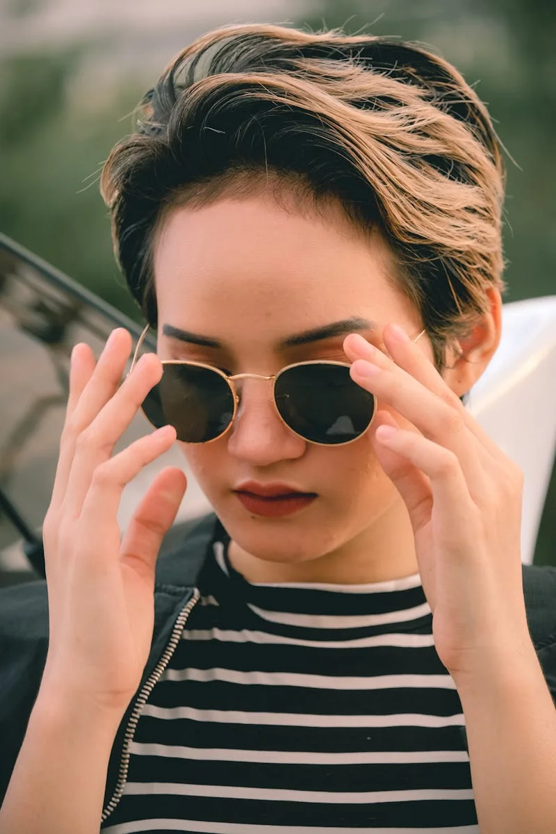 Short hairstyle for thick hair — managing volume and shape